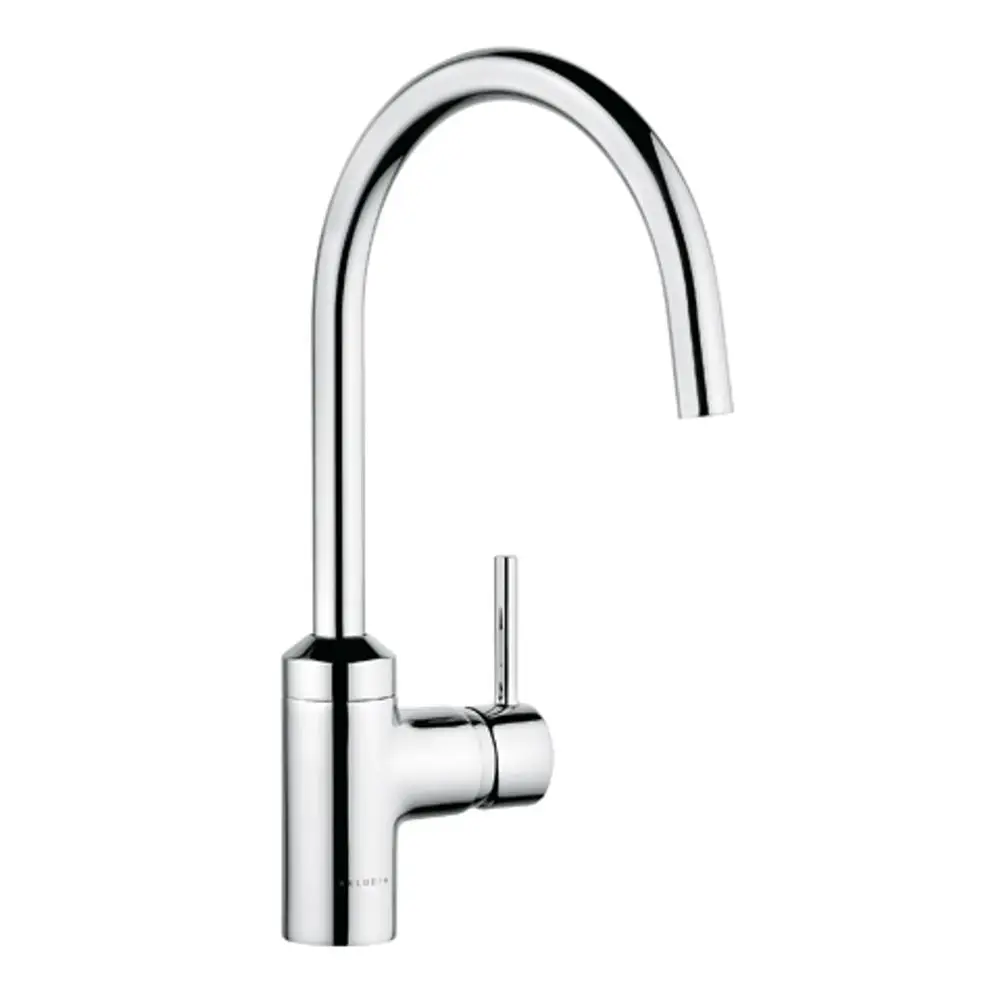 Chromfarbener Küchenarmatur von Kludi mit hohem Auslauf und seitlichem Hebel zur Wasserregulierung. Schlichte, moderne Form ohne weitere Verzierungen.